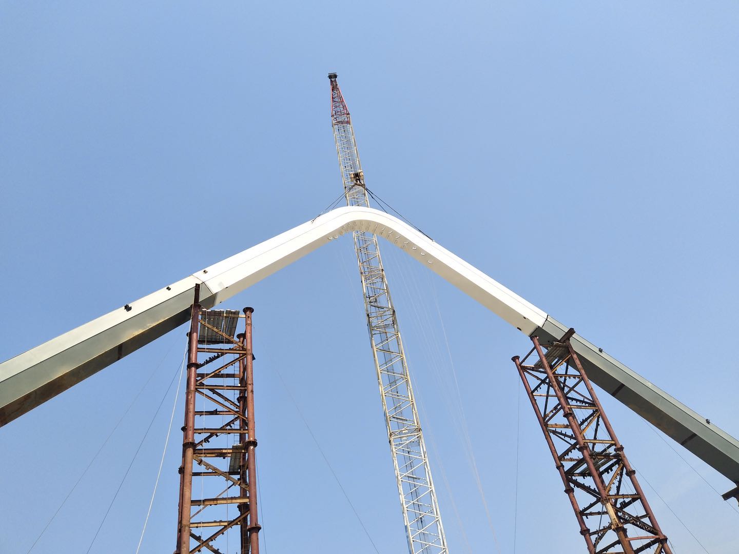 紫荊路跨龍王港河橋順利完成主拱合龍！